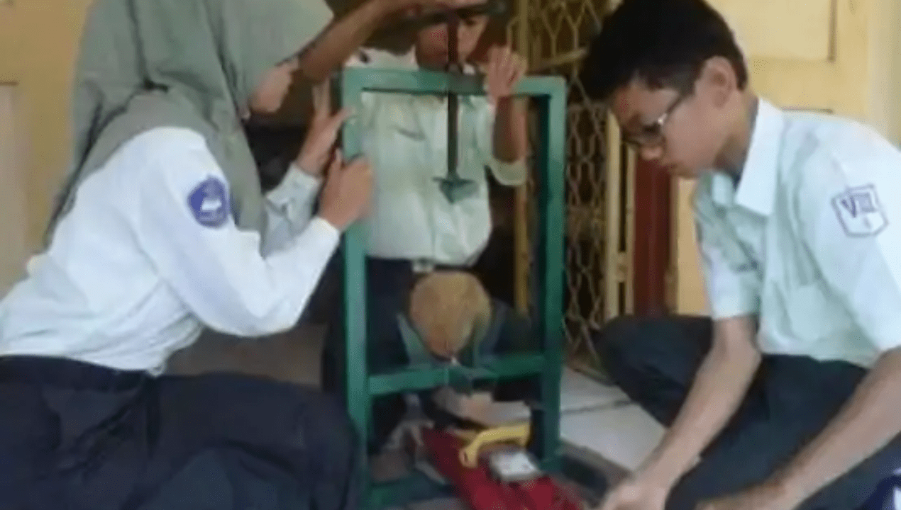 Inovasi alat pengupas durian SMP
