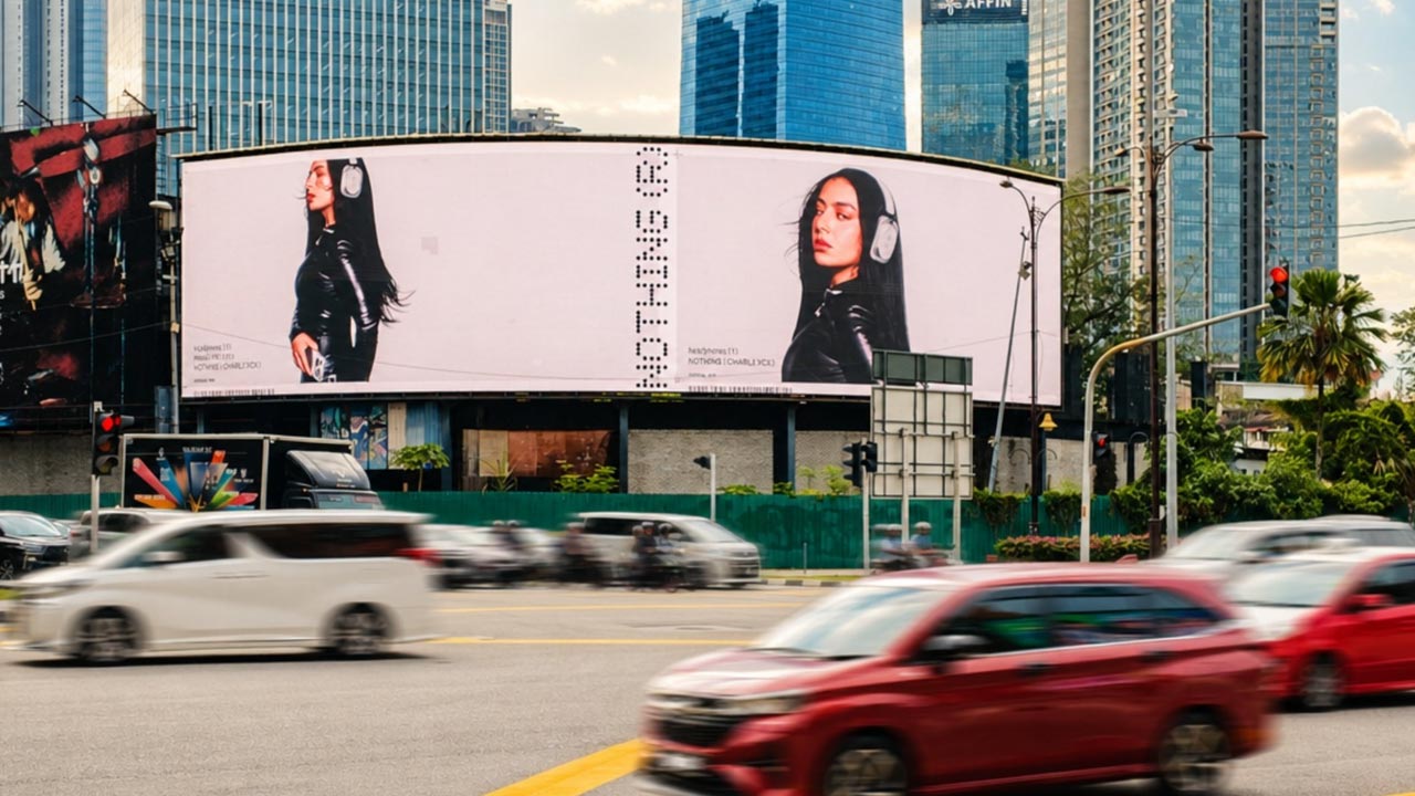 Charli XCX Bukit Bintang - Kampanye Nothing Ilustrasi charli xcx bukit bintang untuk artikel Charli XCX Bukit Bintang: Kampanye Besar Nothing